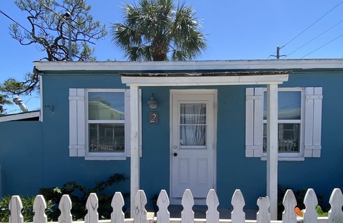 Tropic Cabaña | Riverview Cottage with Kitchen & Private Deck