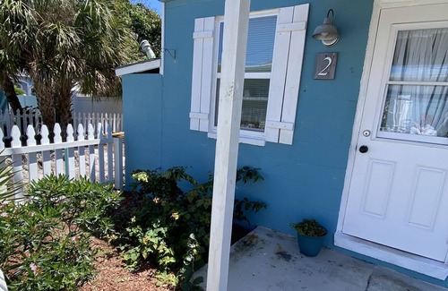 Tropic Cabaña | Riverview Cottage with Kitchen & Private Deck