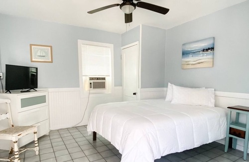 Tropic Cabaña | Riverview Cottage with Kitchen & Private Deck