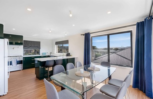 Granton Apartamento | Riverview Family Retreat; Spacious 4BR Home, Views