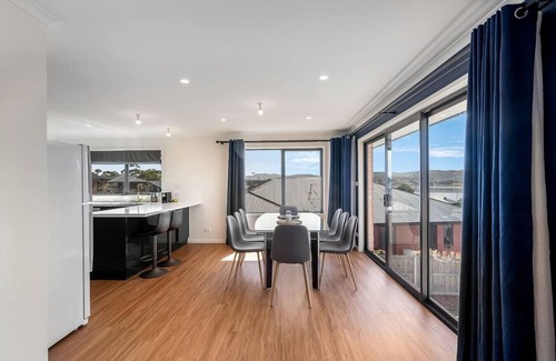 Granton Apartamento | Riverview Family Retreat; Spacious 4BR Home, Views