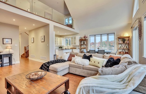 Wasaga Beach Cabaña | Riverview home. 2 minute walk to the beach in the heart of Wasaga.