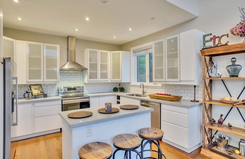 Wasaga Beach Cabaña | Riverview home. 2 minute walk to the beach in the heart of Wasaga.