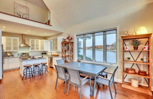 Wasaga Beach Cabaña | Riverview home. 2 minute walk to the beach in the heart of Wasaga.