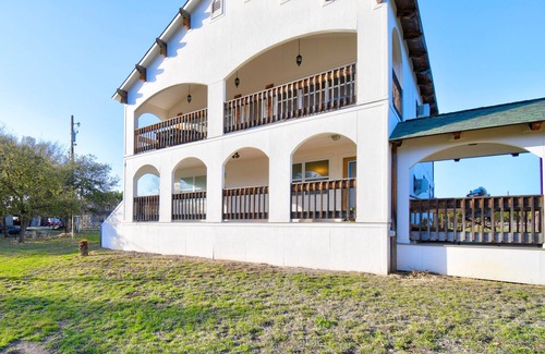 Ingram Casa | Riverview House, Lower Unit, 2BR/1BA, Sleeps 6, Balcony, Full Kitchen, Grill