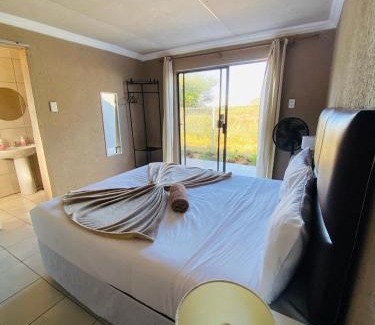 Mamaolo Cama Y Desayuno | Riverview Pool Resort and Lodge