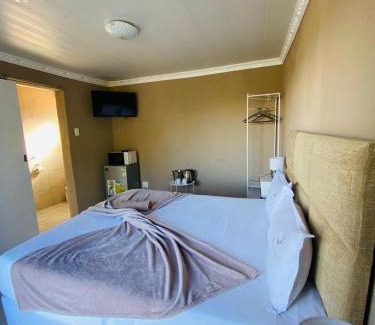 Mamaolo Cama Y Desayuno | Riverview Pool Resort and Lodge