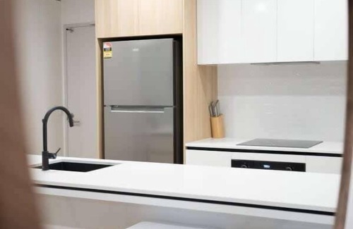 Surfers Paradise Apartamento | River View Stunning Modern 2BR *Parking/Pool*