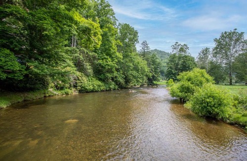 Sugar Grove Casa | Riverview Retreat