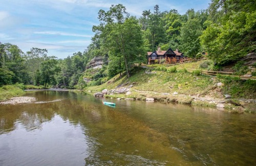 Sugar Grove Casa | Riverview Retreat