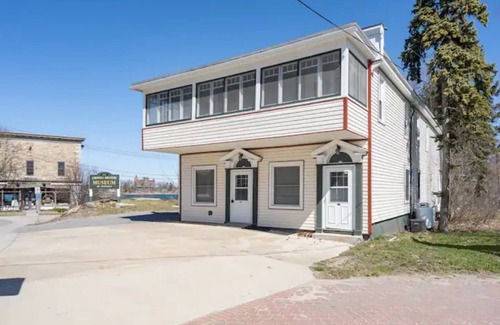 Alexandria Bay Condominio | Riverview Townhouse III in Downtown Alexandria Bay