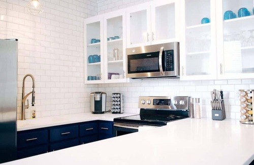Wilmington Historic District Condominio | Riverwalk Condo - River & Battleship Views, cubierta con pérgola, a pie de TODO!