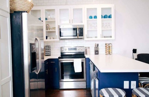 Wilmington Historic District Condominio | Riverwalk Condo - River & Battleship Views, cubierta con pérgola, a pie de TODO!