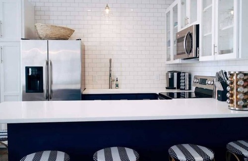 Wilmington Historic District Condominio | Riverwalk Condo - River & Battleship Views, cubierta con pérgola, a pie de TODO!