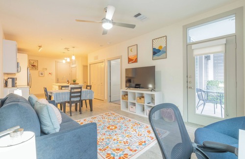 Downtown San Antonio Apartamento | Riverwalk King Suite Apt Retreat with infinity pool Sofa Bed Gym & Free Parking