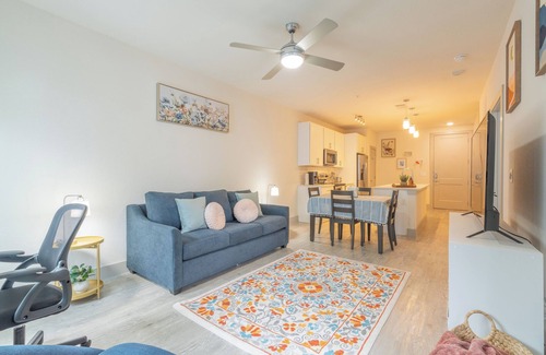 Downtown San Antonio Apartamento | Riverwalk King Suite Apt Retreat with infinity pool Sofa Bed Gym & Free Parking