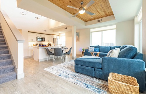 Downtown San Antonio Apartamento | RiverWalk PentHouse Oasis Free Parking, Pool, Gym, 2 King Bds, Top floor balcony