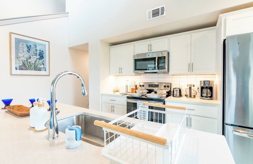 Downtown San Antonio Apartamento | RiverWalk PentHouse Oasis Free Parking, Pool, Gym, 2 King Bds, Top floor balcony