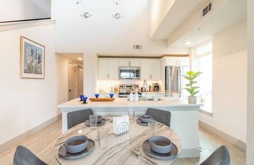 Downtown San Antonio Apartamento | RiverWalk PentHouse Oasis Free Parking, Pool, Gym, 2 King Bds, Top floor balcony