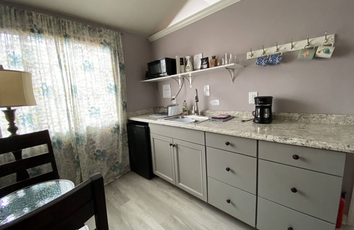 Asheville Cabaña | Casa de huéspedes tranquila y soleada en Asheville, ** sin ducha o bañera, a 10 minutos del centro