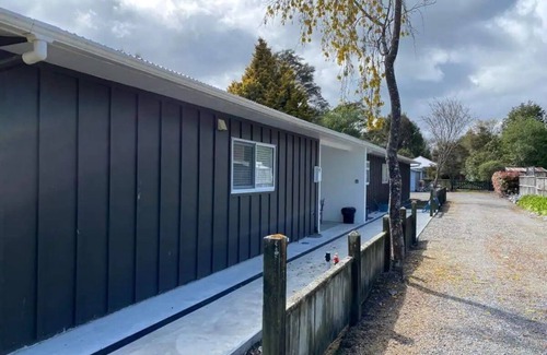 Turangi Casa | Riverway Lodge 5 Bedroom, 2 kitchens, 3 Bathroomsn