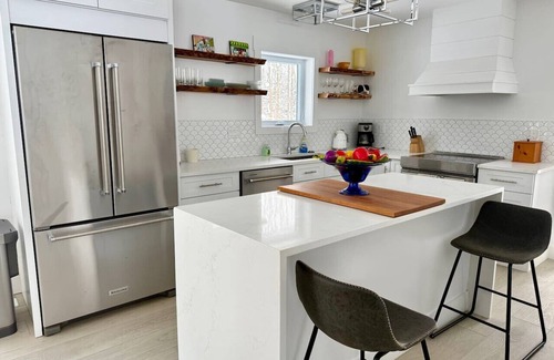 Meaford Cabina | Riverwood Retreat: Modern Charm by the River