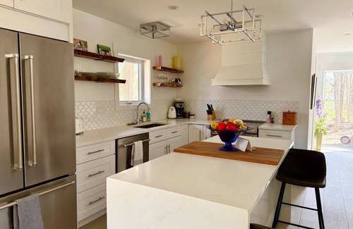 Meaford Cabina | Riverwood Retreat: Modern Charm by the River