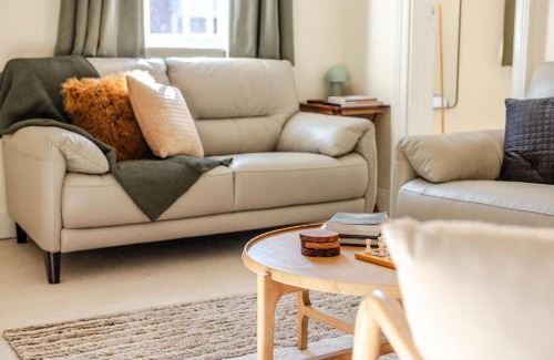 South Hobart Casa | Rivulet Retreat - Cosy South Hobart Home & Parking