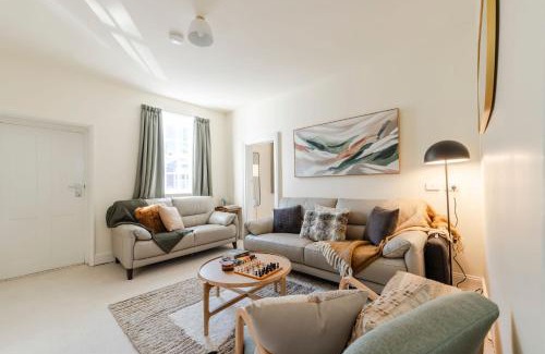South Hobart Casa | Rivulet Retreat - Cosy South Hobart Home & Parking