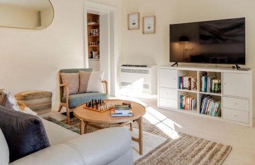South Hobart Casa | Rivulet Retreat - Cosy South Hobart Home & Parking