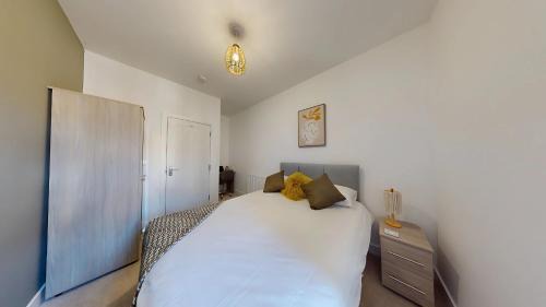 Westoe Apartamento | Riya Apartments - 3 Bedroom, 5 beds, 1 Bathroom, Fast Wifi, Sky Sports, Free Parking, 20 PERCENT OFF LONG STAY -See our site for assurance