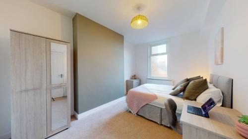 Westoe Apartamento | Riya Apartments - 3 Bedroom, 5 beds, 1 Bathroom, Fast Wifi, Sky Sports, Free Parking, 20 PERCENT OFF LONG STAY -See our site for assurance