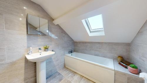 Westoe Apartamento | Riya Apartments - 3 Bedroom, 5 beds, 1 Bathroom, Fast Wifi, Sky Sports, Free Parking, 20 PERCENT OFF LONG STAY -See our site for assurance