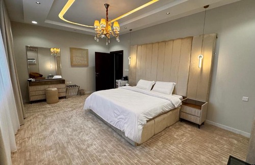 Jizan Apartamento | Rkeen Residence 1- lounge and bedroom