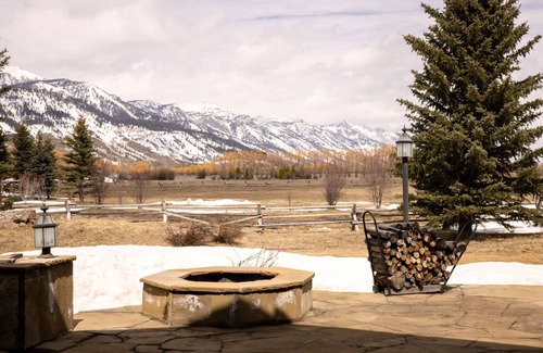Wilson Casa | RMR: Lazy Bear Lodge in Wilson, WY