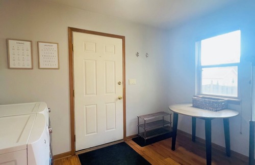 Milwaukee Casa | RNC! Delightful 3-bedroom house in Milwaukee with garage and a beautiful yard.