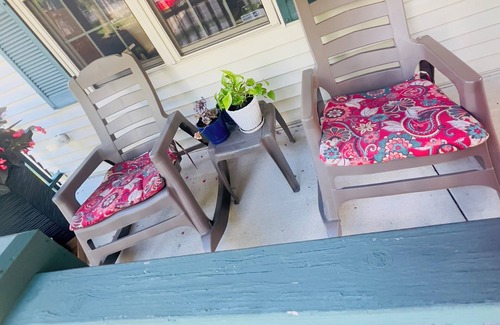 Milwaukee Casa | RNC! Delightful 3-bedroom house in Milwaukee with garage and a beautiful yard.