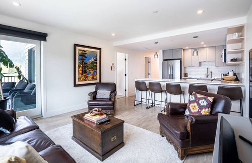 Revelstoke Condominio | RnR Mountain Retreat — your cozy mountain getaway, minutes from the ski hill!
