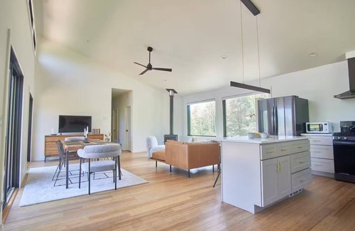 Jeffersonville Cabina | Ro House - A Modern Cabin w/Hot Tub!