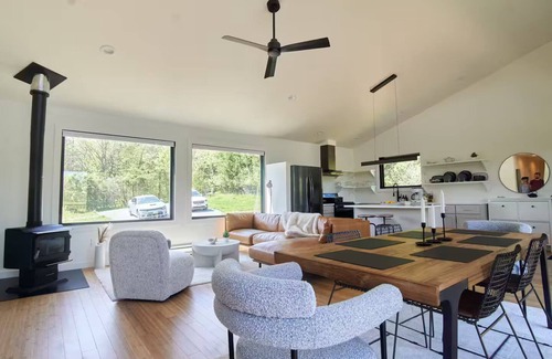 Jeffersonville Cabina | Ro House - A Modern Cabin w/Hot Tub!