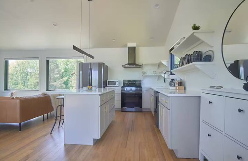 Jeffersonville Cabina | Ro House - A Modern Cabin w/Hot Tub!