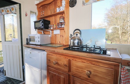 Hadlow Down Cabaña | ROACH HUT, pet friendly, character holiday cottage in Crowborough