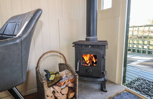 Hadlow Down Cabaña | ROACH HUT, pet friendly, character holiday cottage in Crowborough