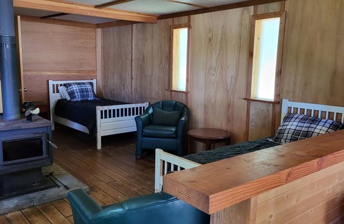 Campbell River Cabina | Roberts Lake Resort Sandybeach, fishing,hiking, pet friendly