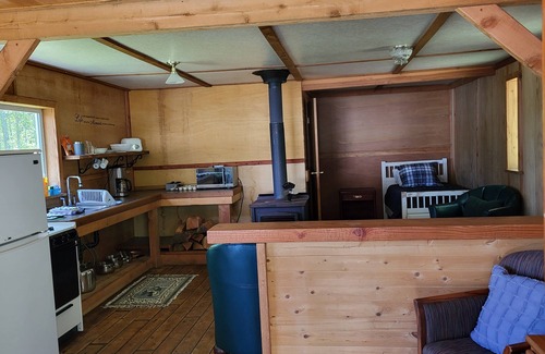 Campbell River Cabina | Roberts Lake Resort Sandybeach, fishing,hiking, pet friendly