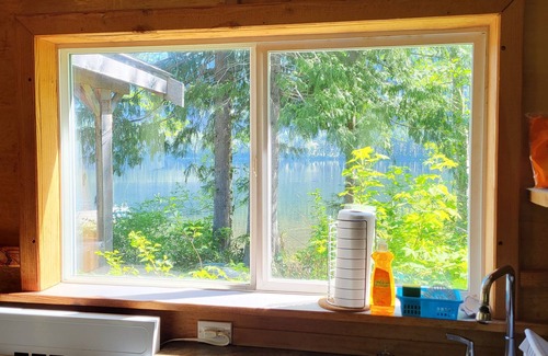 Campbell River Cabina | Roberts Lake Resort Sandybeach, fishing,hiking, pet friendly