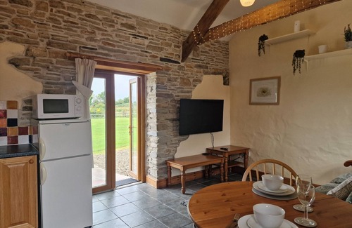 Whitland Cabaña | Robin Cottage. Cosy cottage sleeps 2. Swimming pool. Woodlands, Fishing lake