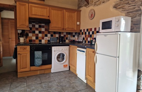 Whitland Cabaña | Robin Cottage. Cosy cottage sleeps 2. Swimming pool. Woodlands, Fishing lake