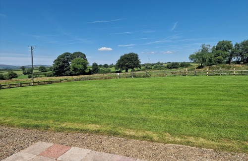 Whitland Cabaña | Robin Cottage. Cosy cottage sleeps 2. Swimming pool. Woodlands, Fishing lake