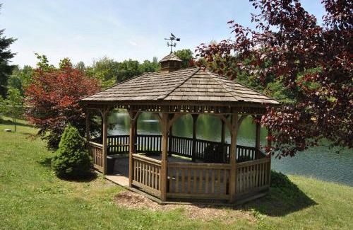 Lenhartsville Otro | Robin Hill Camping Resort Two-Bedroom Cottage 6